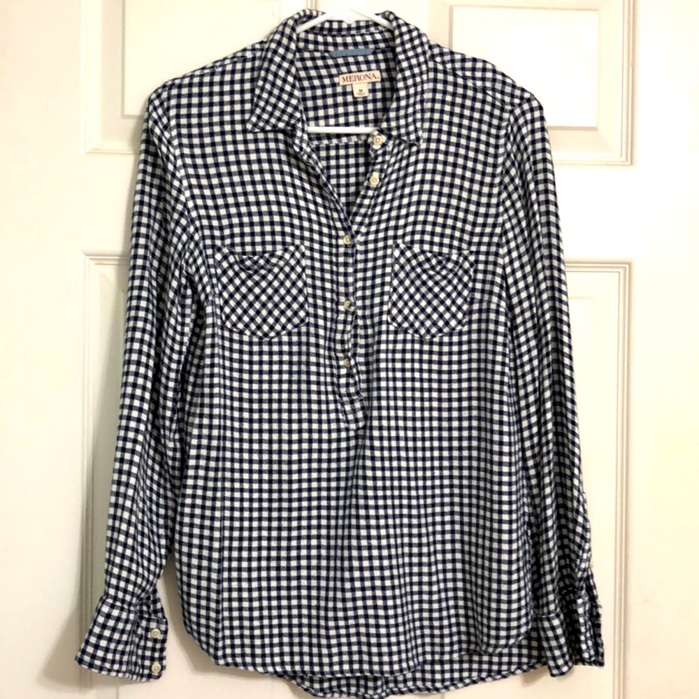 Woman’s button up top. Size medium.
